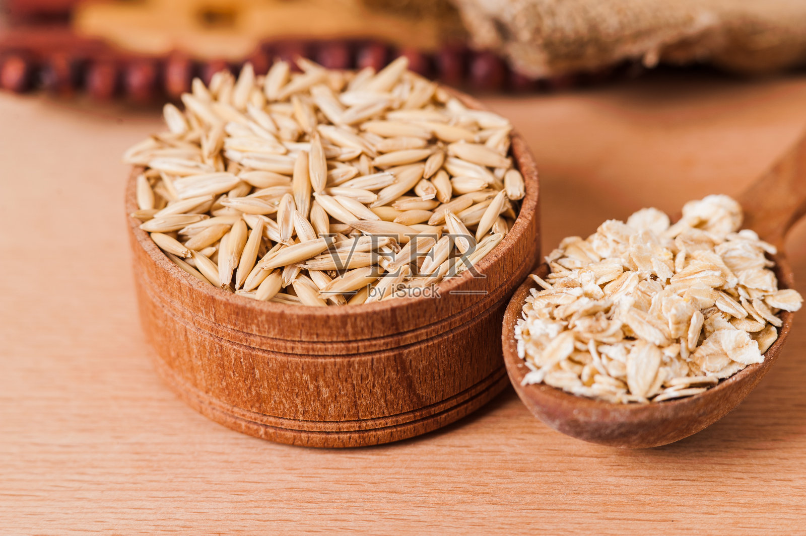 木碗里的干燕麦片照片摄影图片
