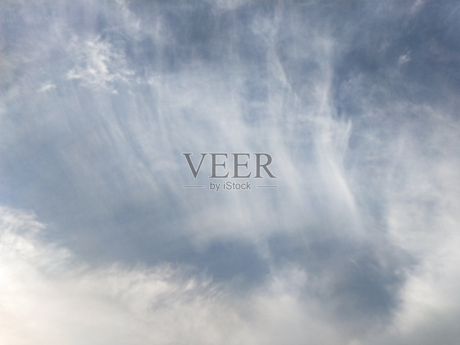 卷云在清晨的天空中形成了美丽的形状。照片摄影图片