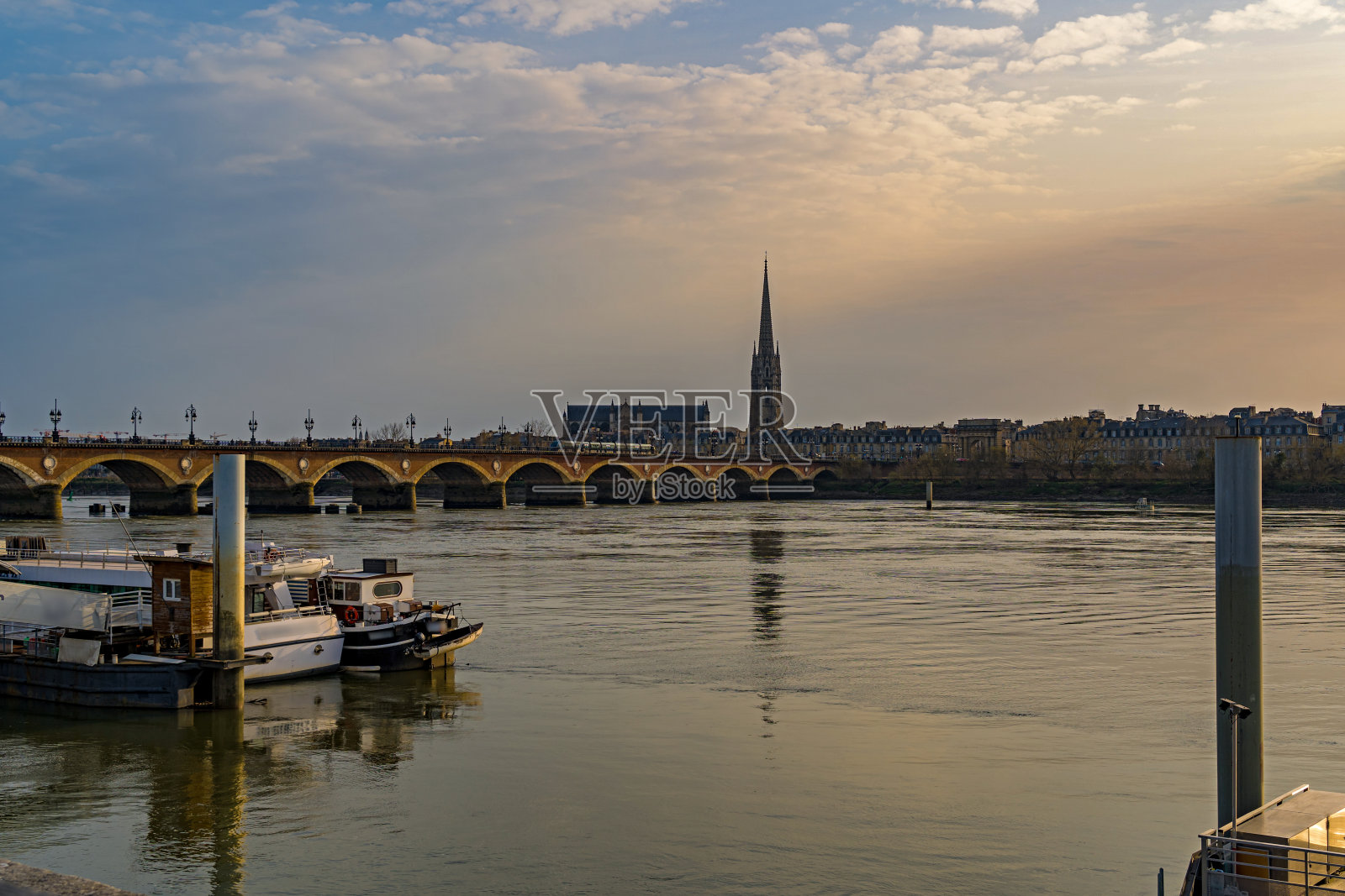 波尔多云石桥日与圣米歇尔大教堂加隆河船照片摄影图片