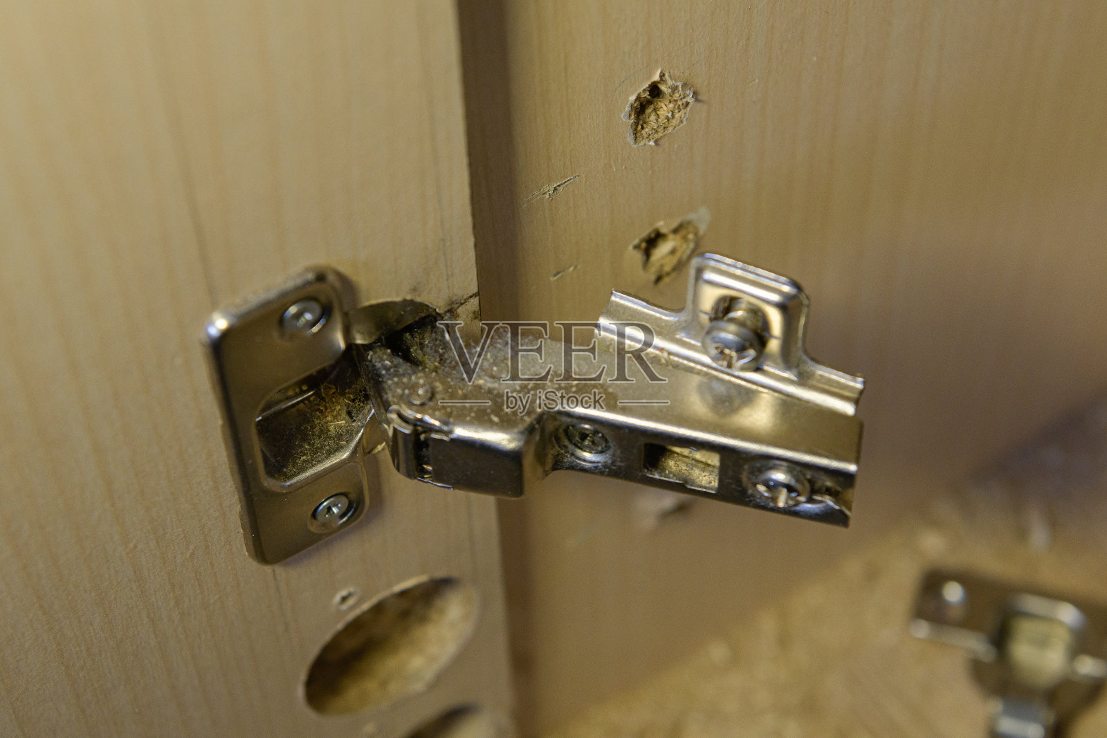 亚麻布壁橱里的家具配件坏了。换一个新的照片摄影图片