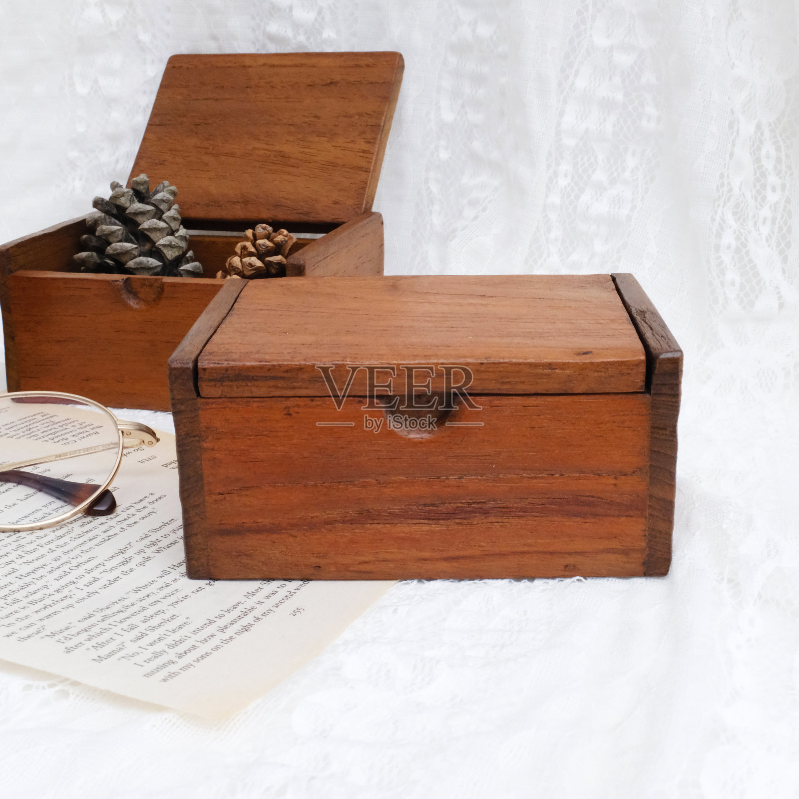 桌上放着一个老式木箱照片摄影图片