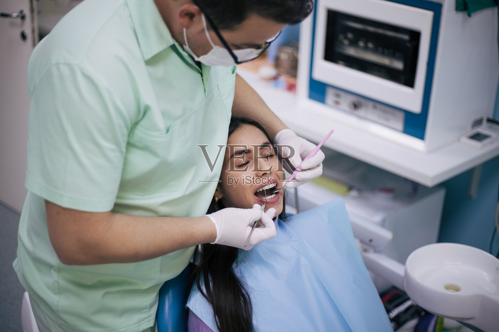 看牙医的女人照片摄影图片