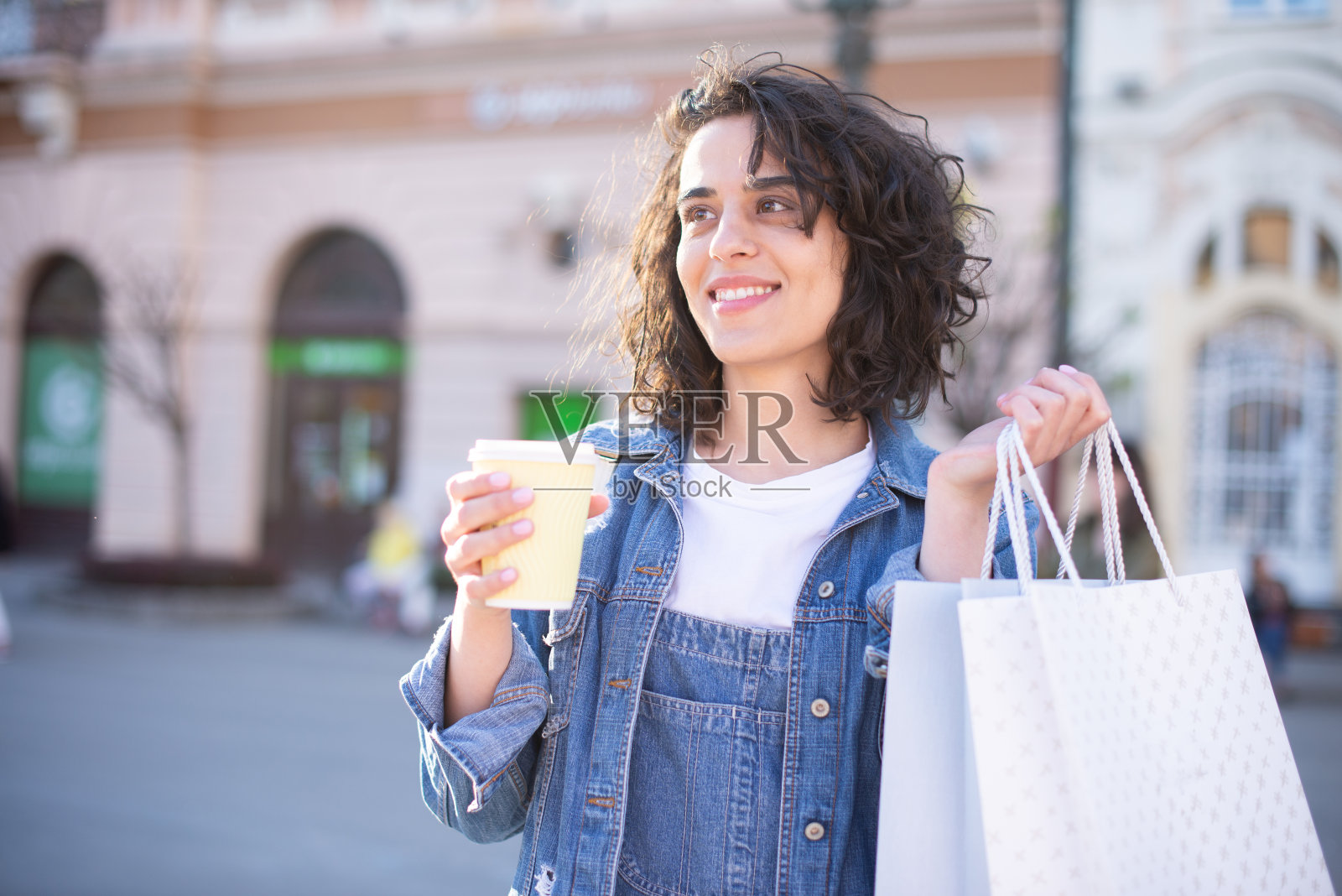 一个快乐的女人享受购物在城市的肖像照片摄影图片