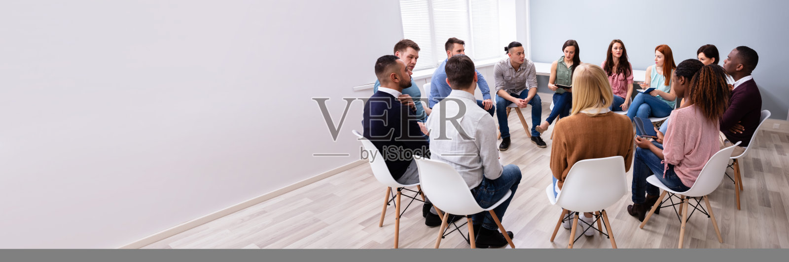 多民族人群围坐成一圈进行咨询照片摄影图片