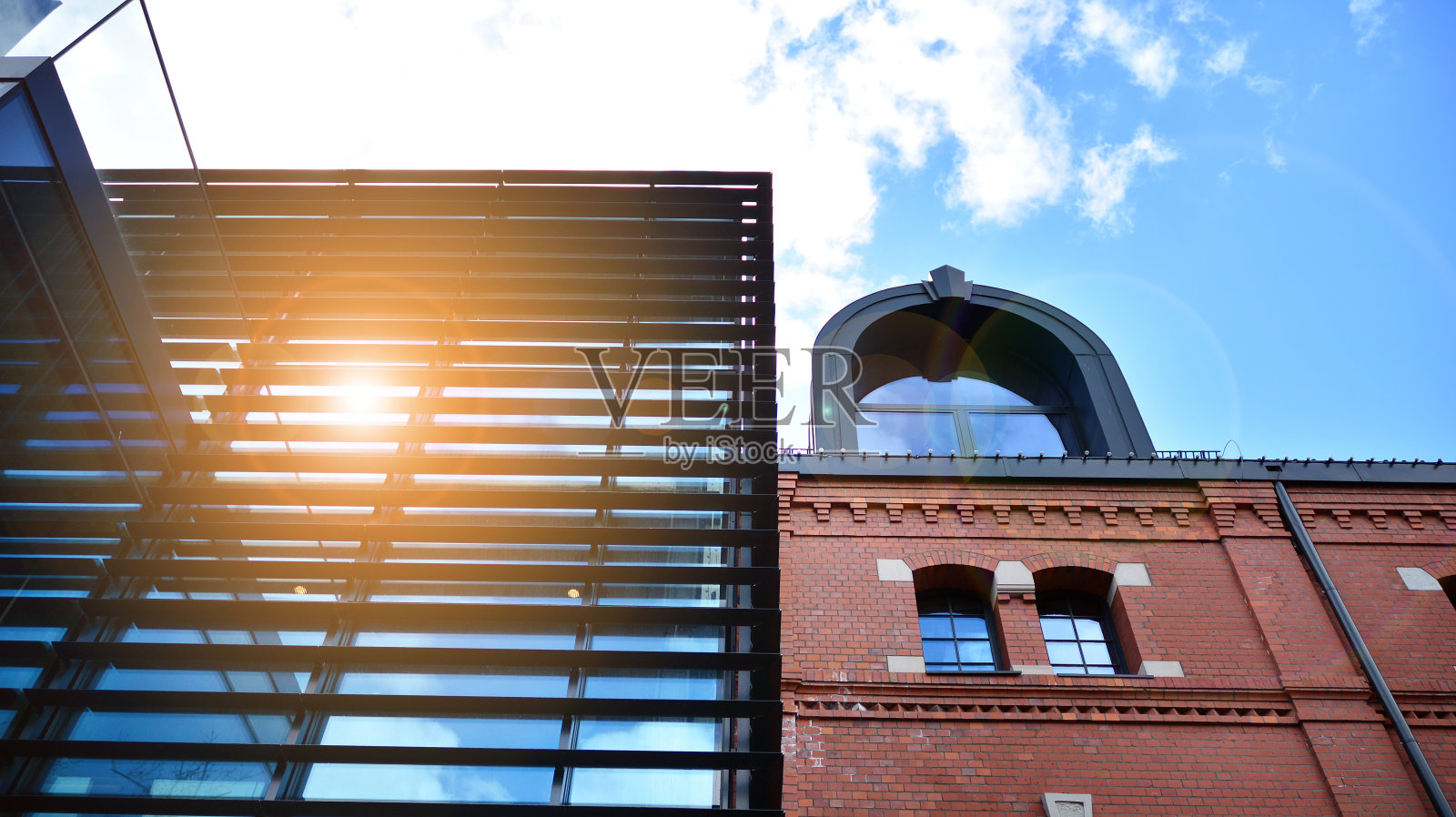 玻璃幕墙的现代办公建筑，背景是晴朗的天空。照片摄影图片