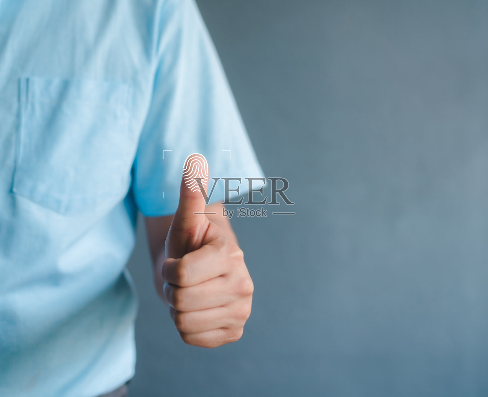 商人在灰色背景上扫描指纹。照片摄影图片