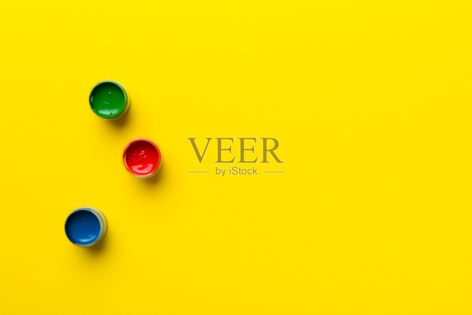 彩色背景上不同颜色的水粉罐。爱好绘画。顶部视图与空的空间。工作场所的创造力。家庭教学概念图照片摄影图片