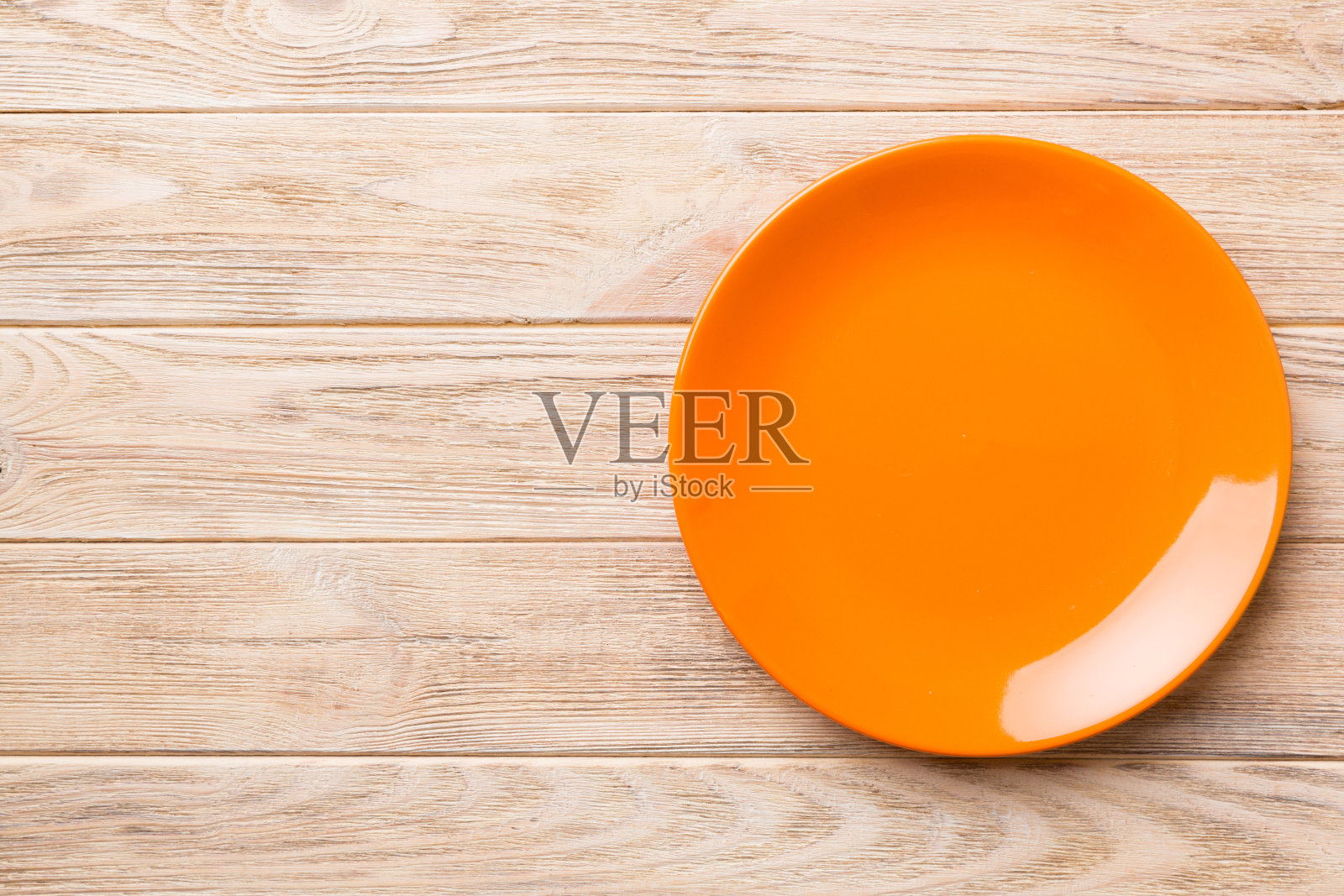 空的橙色板在木制背景的俯视图。为你的设计留出空间照片摄影图片