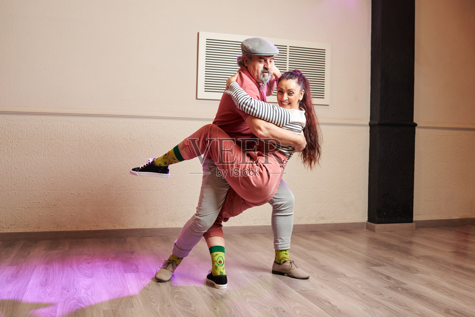 林迪舞蹈老师在舞蹈室上课照片摄影图片