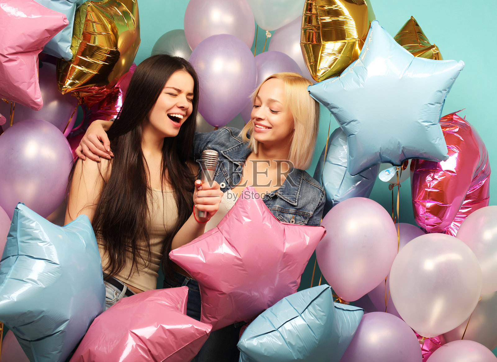 假期，朋友和人的概念——两个女人在休闲我们照片摄影图片