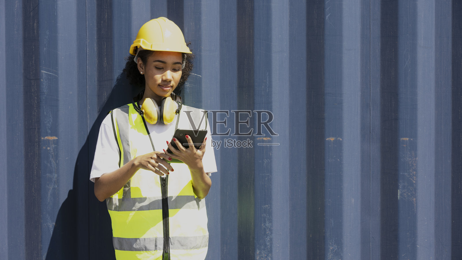 非裔美国女性在仓库或物流场所工作照片摄影图片