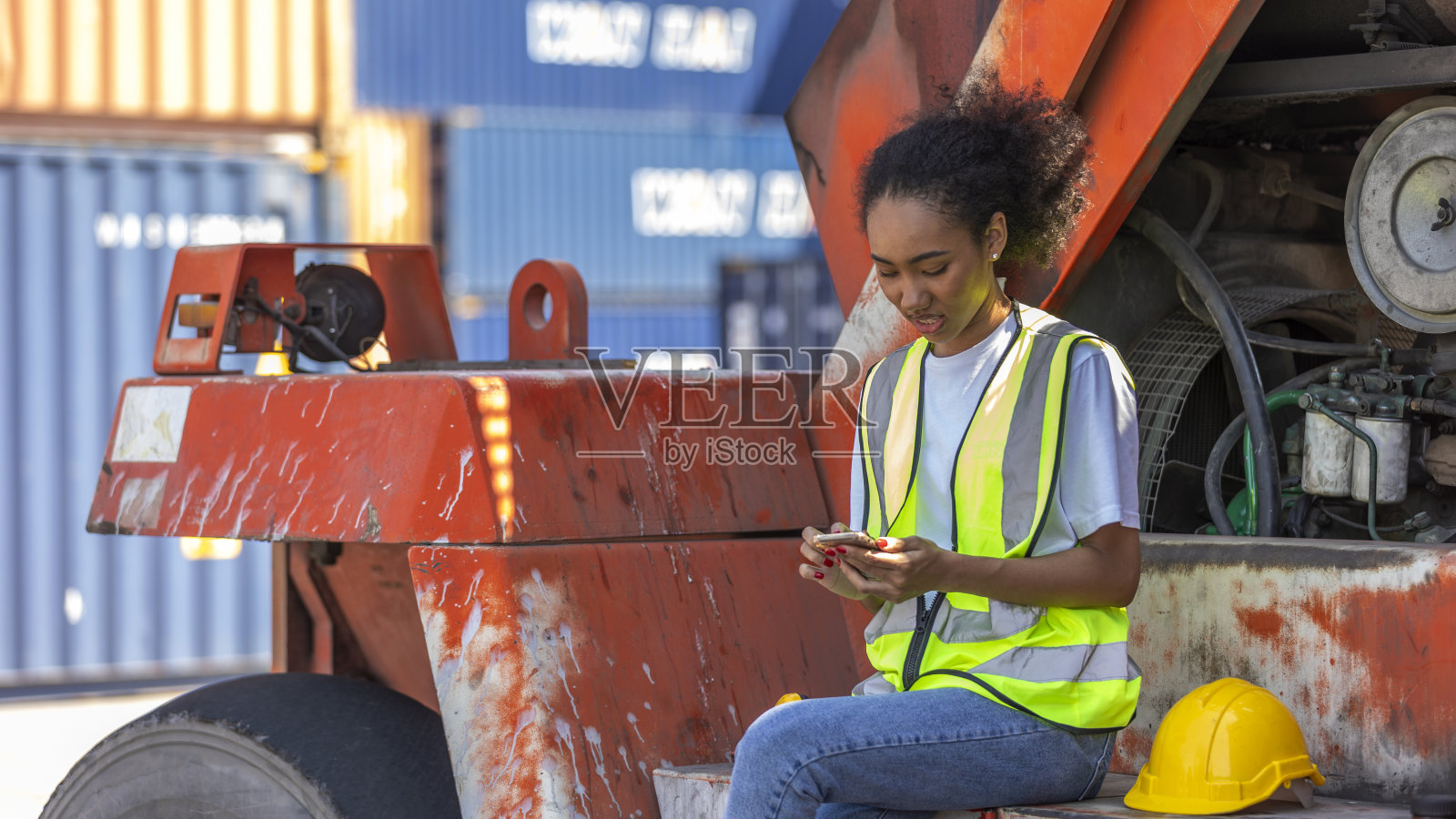 非裔美国女性在仓库或物流场所工作照片摄影图片