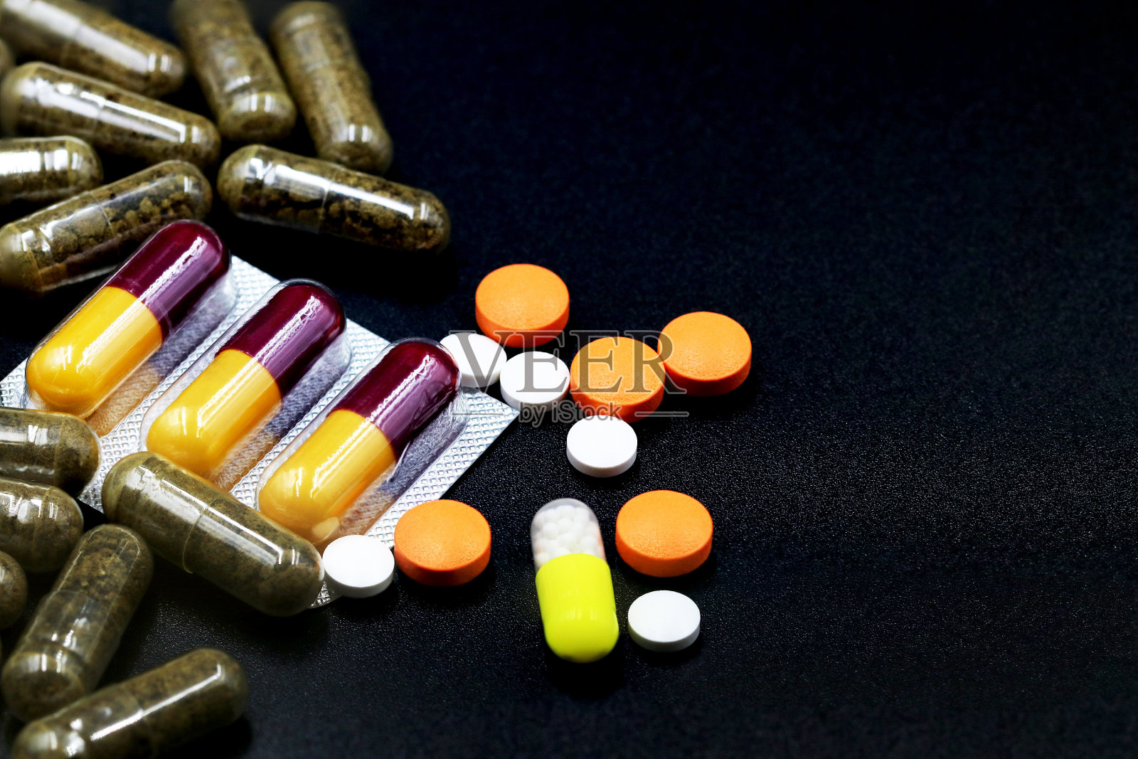 一套药物和药丸在黑暗的背景照片摄影图片