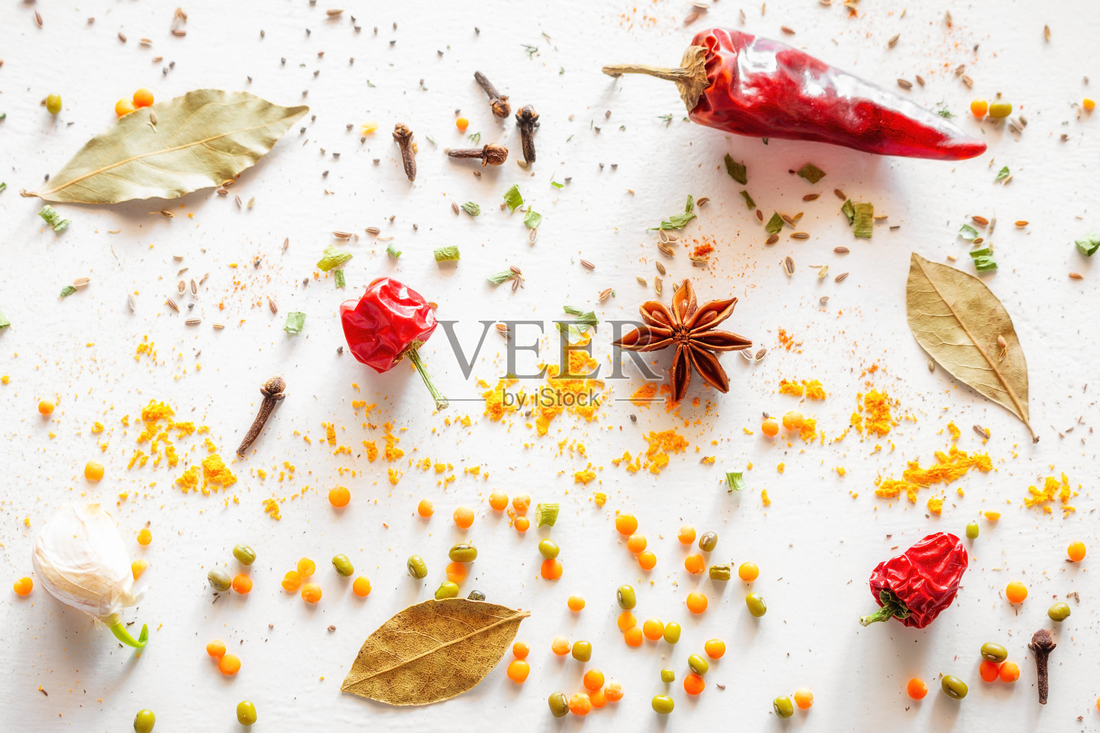 白色背景上撒上香料和香草照片摄影图片