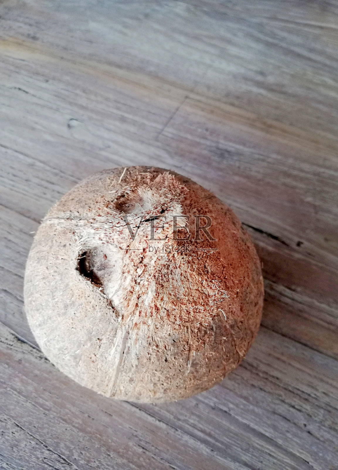 古老的椰子果，放在棕色的木制背景上照片摄影图片