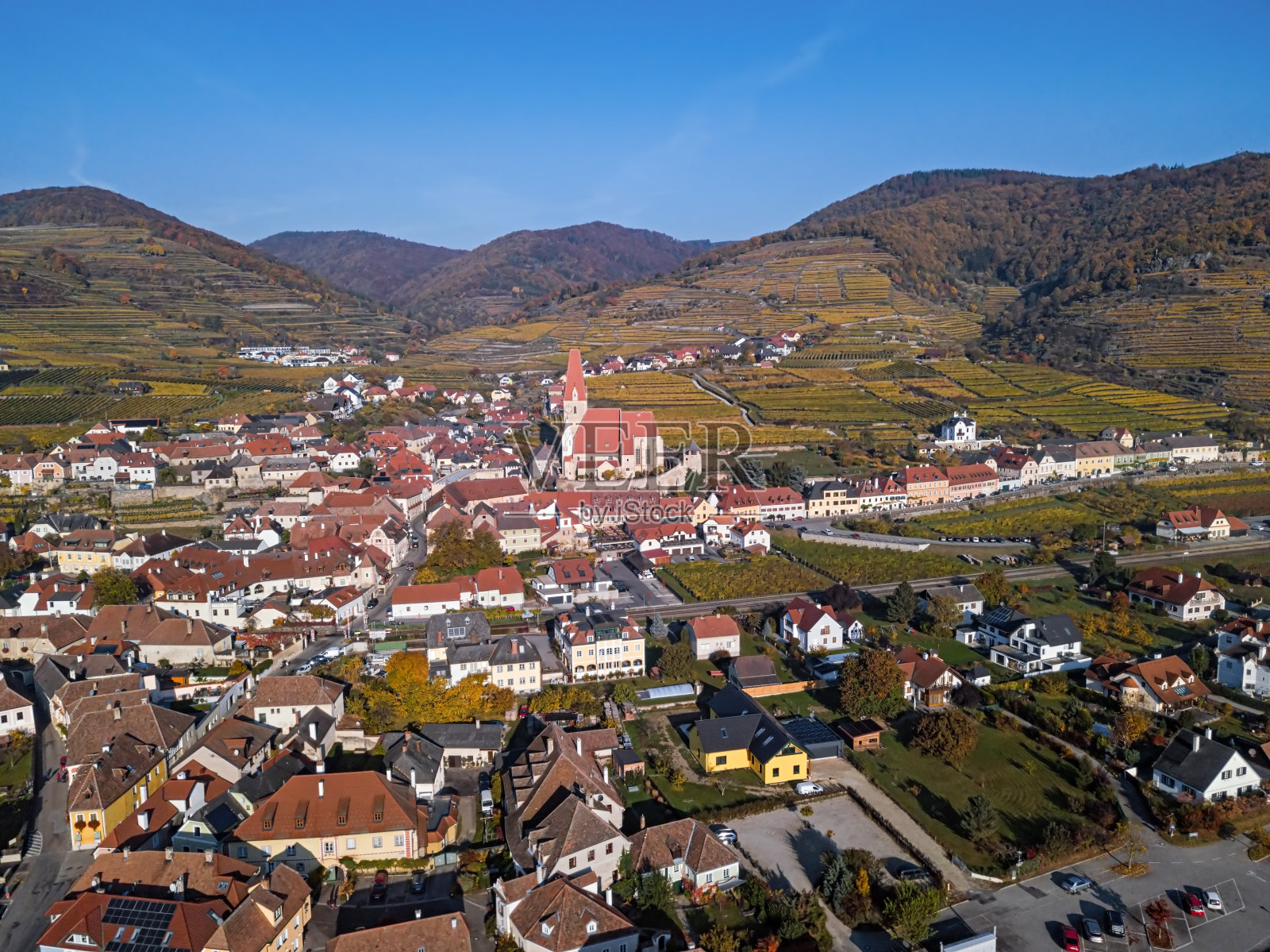 德瓦豪镇Weisenkirchen的空中全景图和秋天的葡萄园。瓦豪山谷，奥地利照片摄影图片