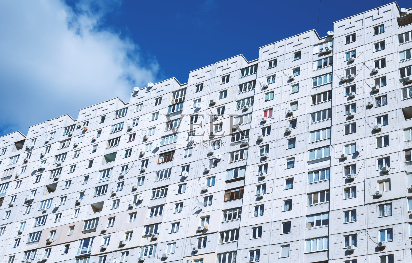 苏联住宅建筑映衬着天空照片摄影图片