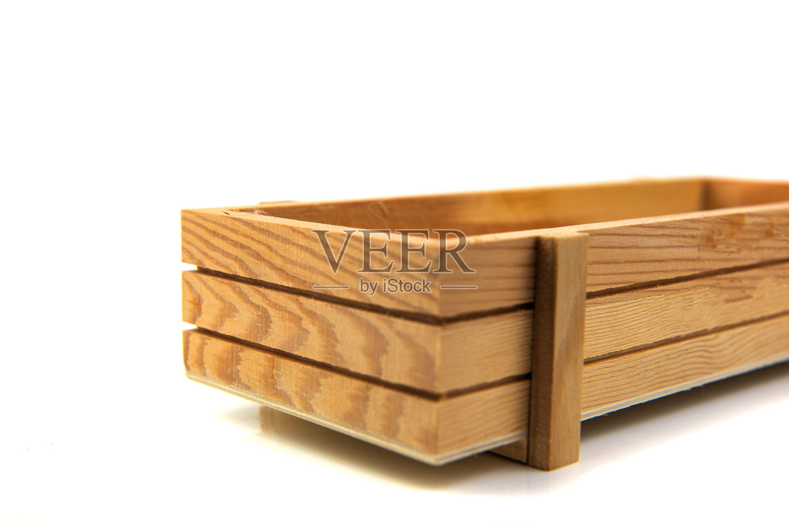 白色背景上的空木托盘照片摄影图片