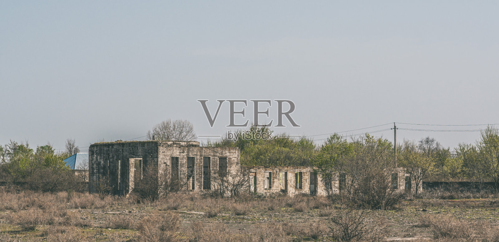 田野里被毁的旧房子照片摄影图片