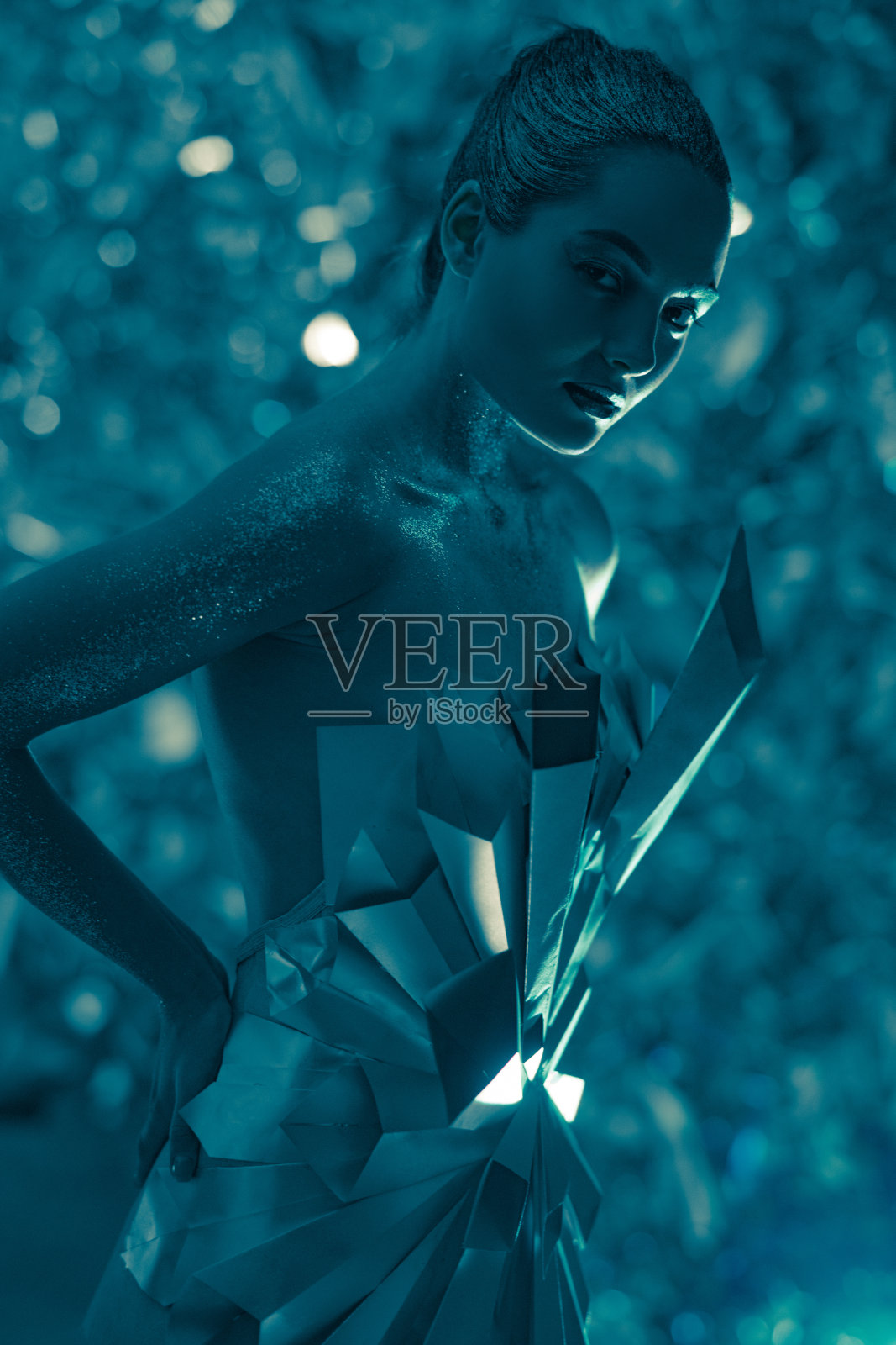 年轻女子站在宇宙形象的外星女神闪亮的身体艺术。照片摄影图片