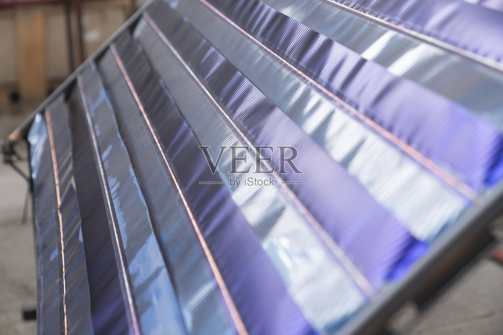 太阳能热水器工厂面板的特写照片摄影图片