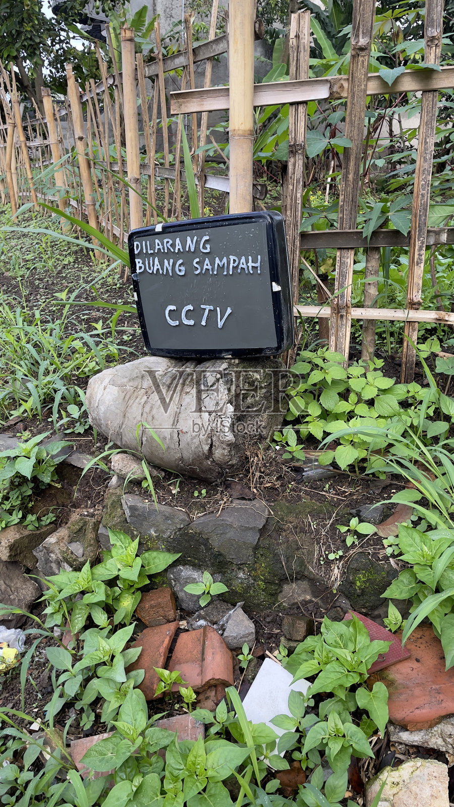 路边未使用的屏幕上写着“监控”照片摄影图片