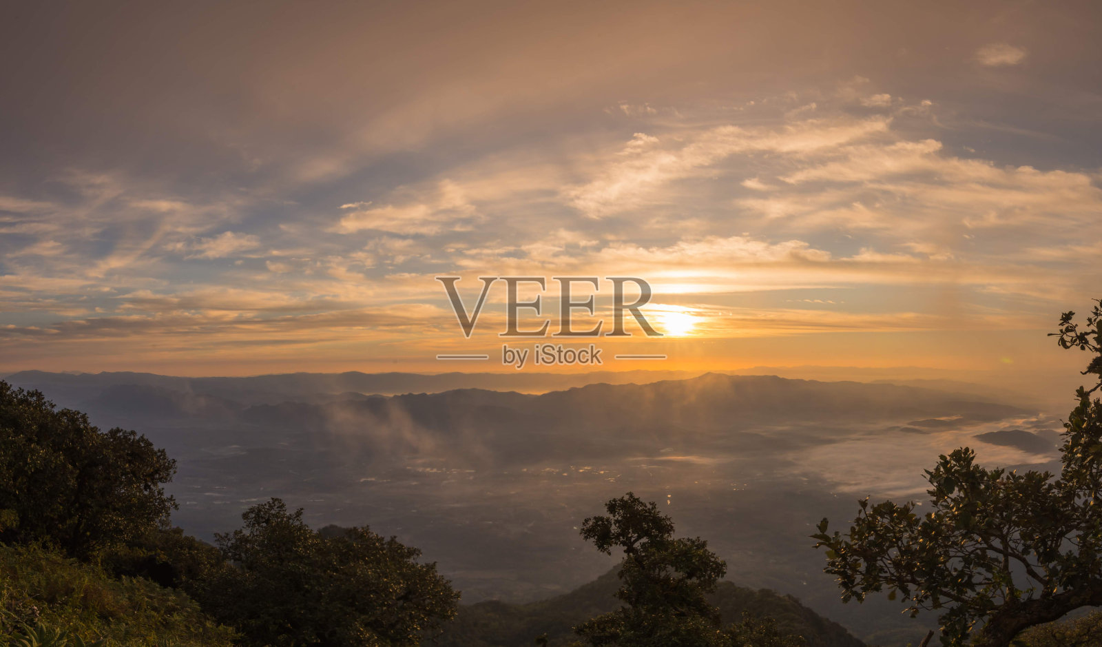 泰国清迈的土銮清道的日落景色，是泰国非常受欢迎的登山目的地。以暖色调和全景拍摄。照片摄影图片