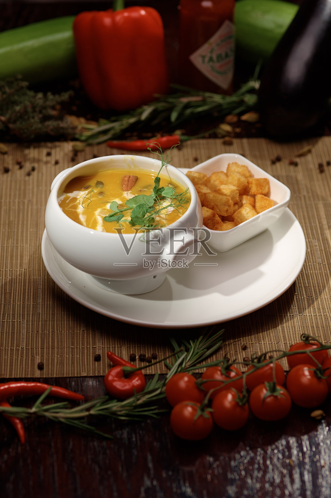 垂直摄影与美味的汤在白色盘子与饼干。照片摄影图片