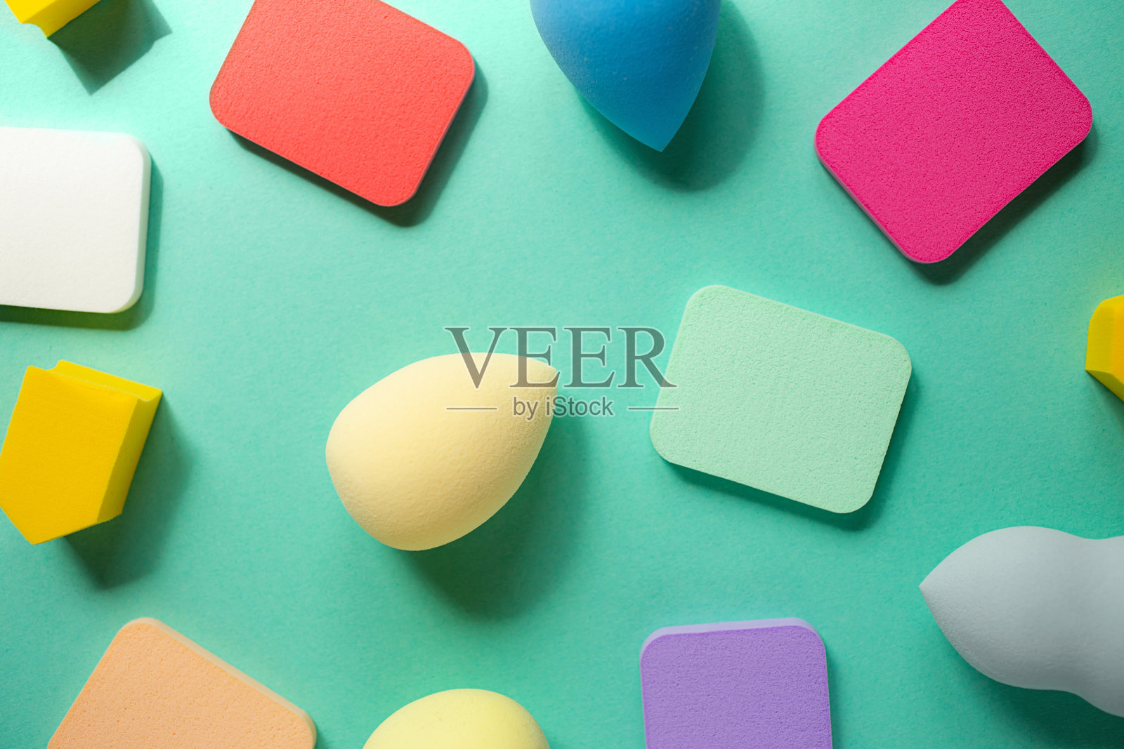 不同化妆品海绵的俯视图，所有类型和形式。很好的装饰背景。照片摄影图片