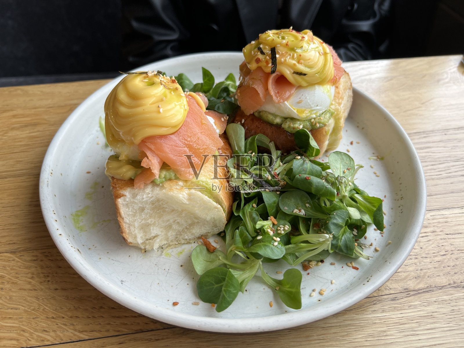 奶油蛋卷配荷包蛋和鲑鱼照片摄影图片