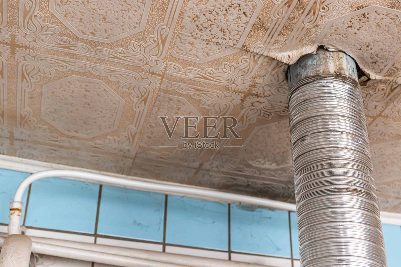 古老建筑的通风又旧又脏。维修保养工程翻新概念。灰尘和模具概念照片摄影图片