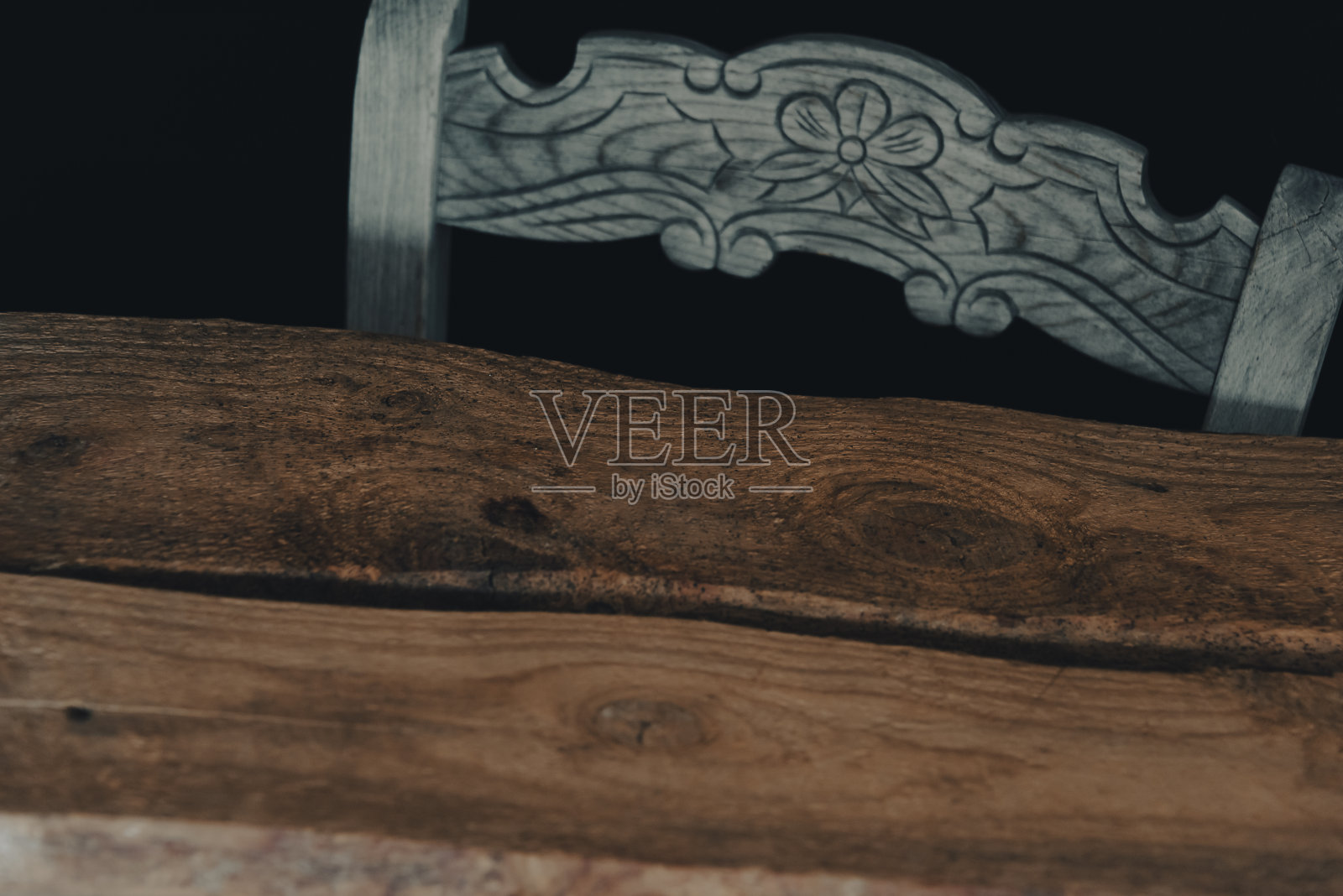 黑色背景的质朴的桌椅。照片摄影图片