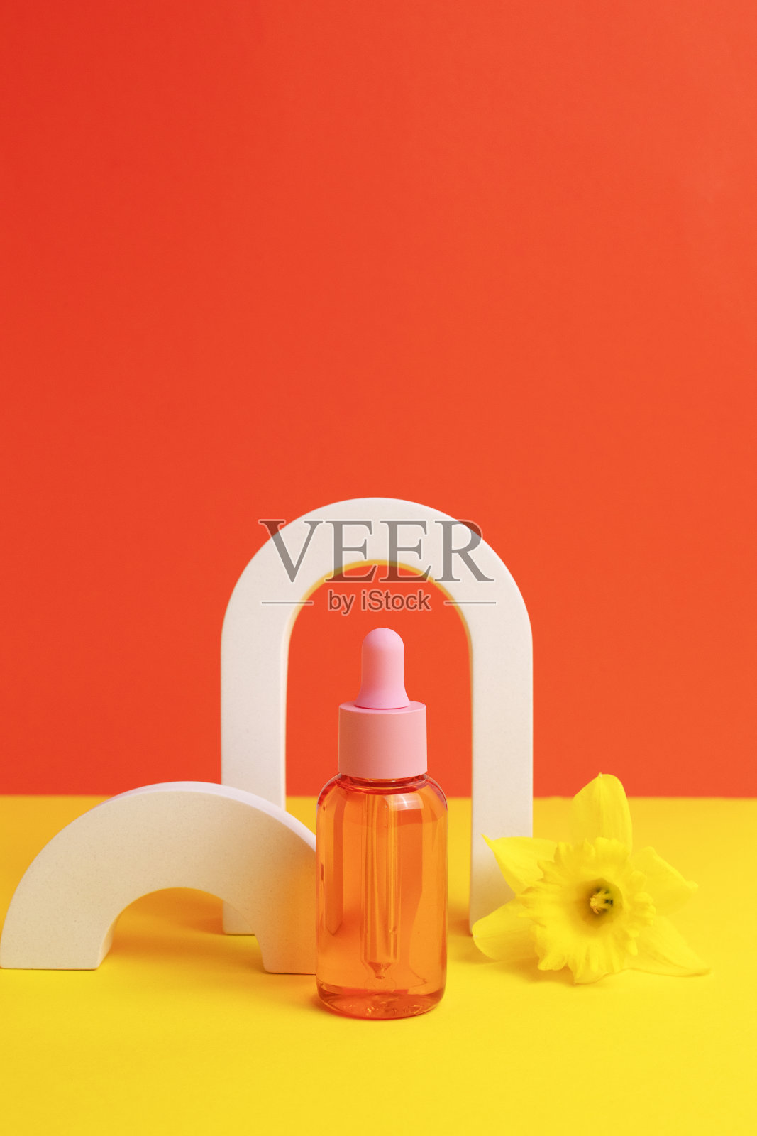 弧形玻璃滴瓶装的美容胶原蛋白面部油。时尚化妆品包装拍摄。含有天然成分的精油照片摄影图片