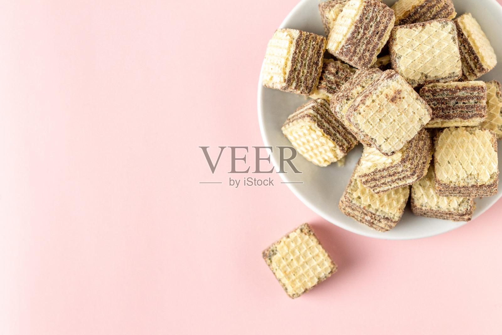 粉色背景的迷你巧克力威化饼照片摄影图片