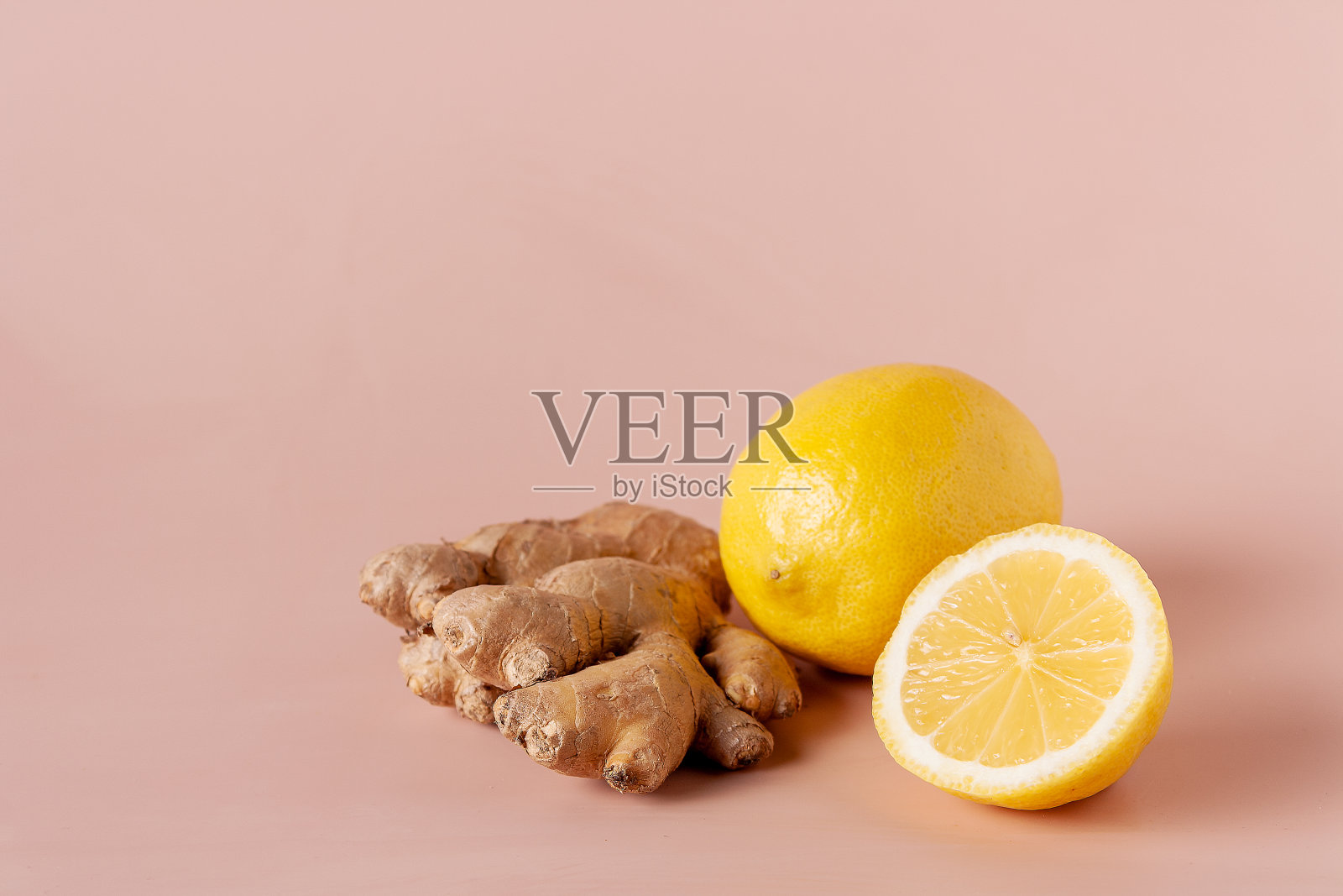 姜根和柠檬躺在米色背景上，特写照片摄影图片