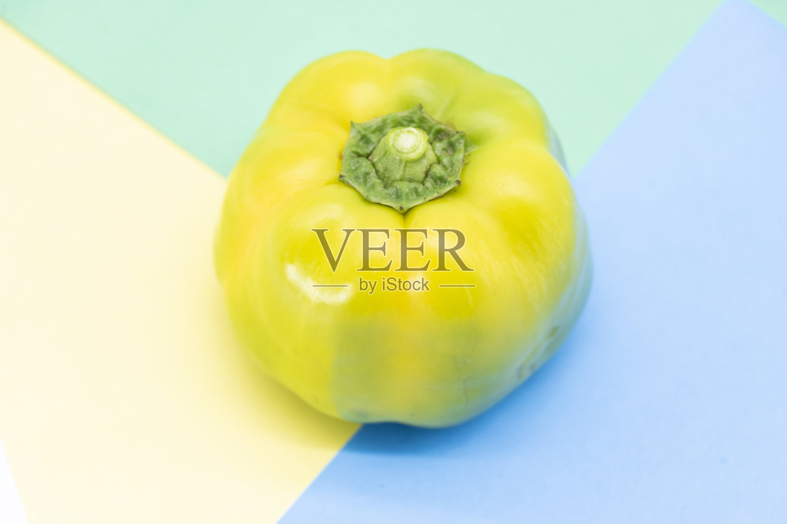 绿色甜椒(辣椒)在不同的颜色背景照片摄影图片