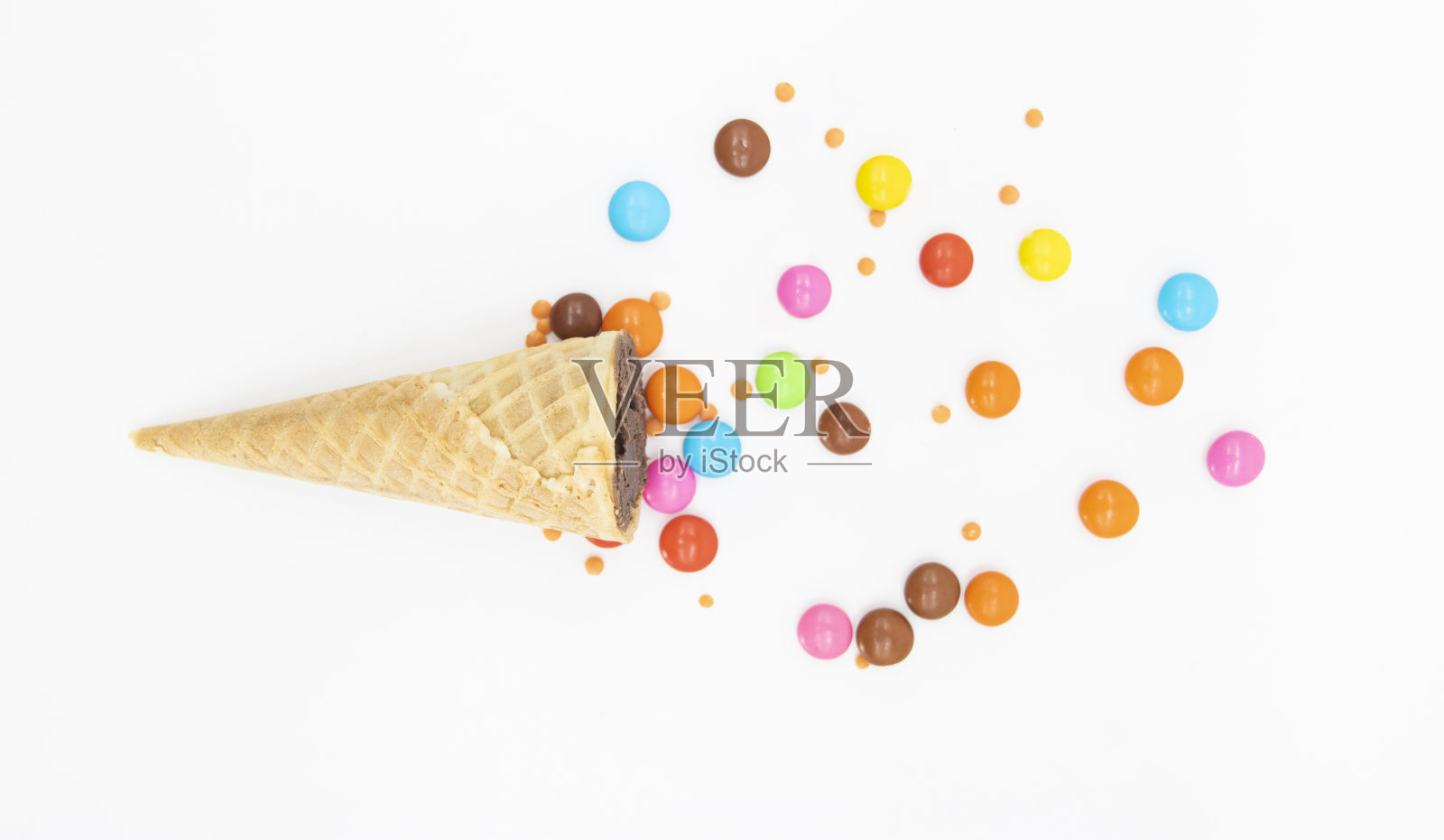 白色背景上的彩色糖果。前视图。照片摄影图片