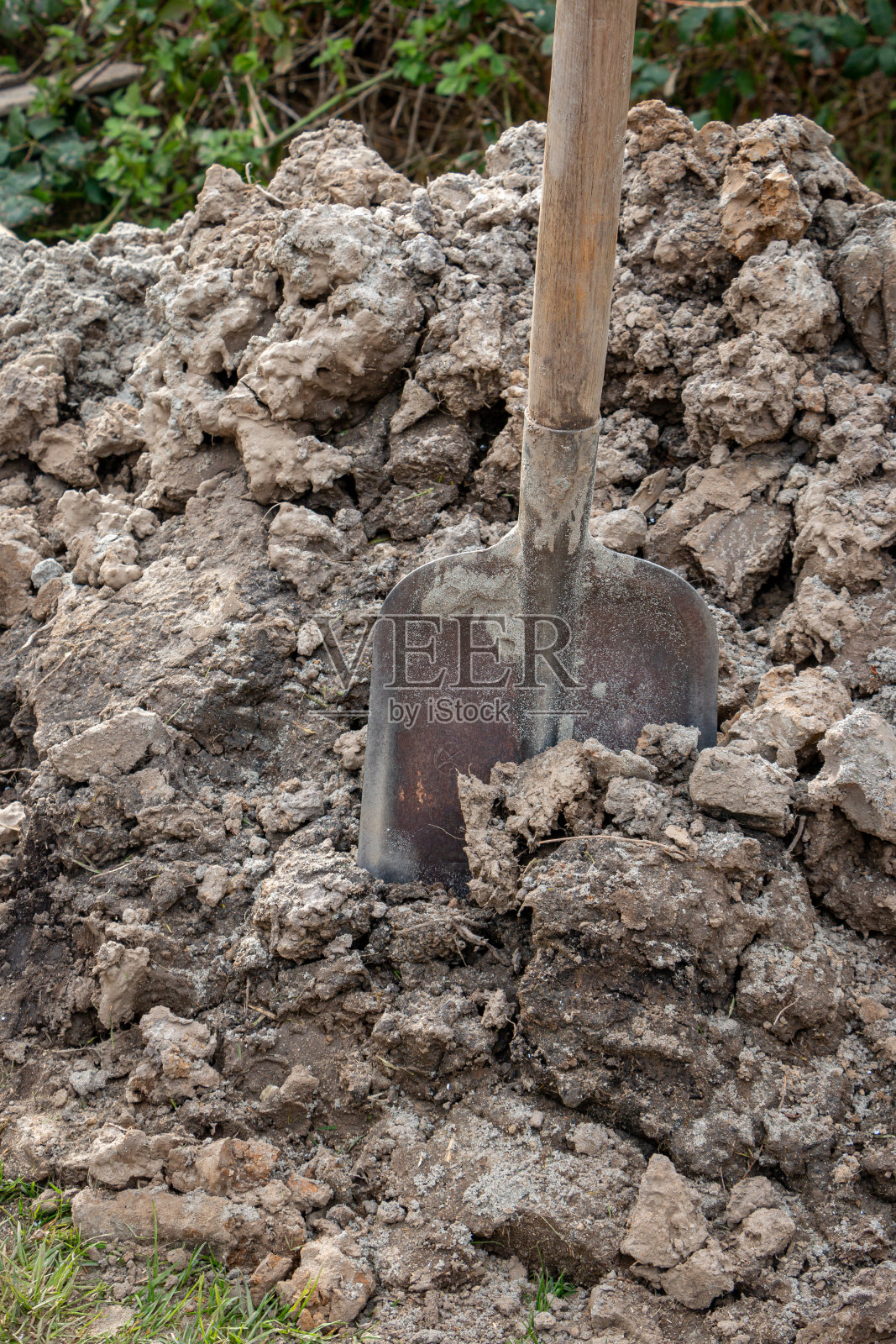 一堆粘土中的铲子照片摄影图片