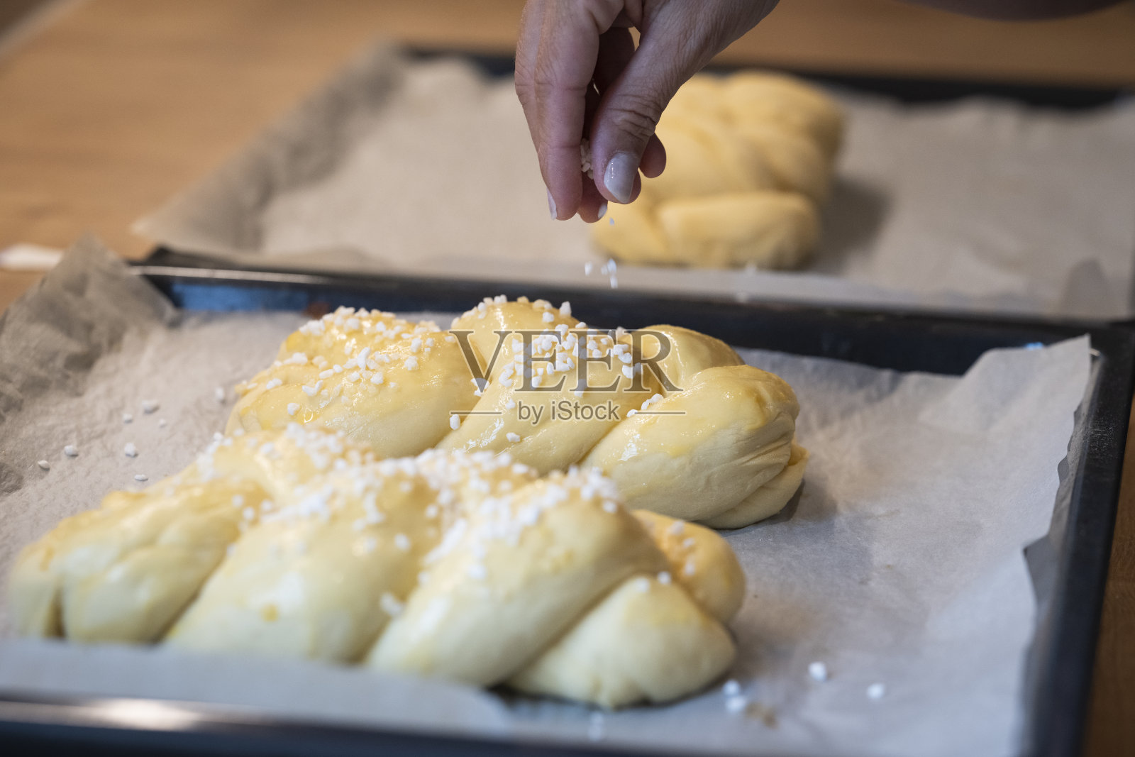 女人的手在复活节用砂糖装饰手工烘焙的食物照片摄影图片