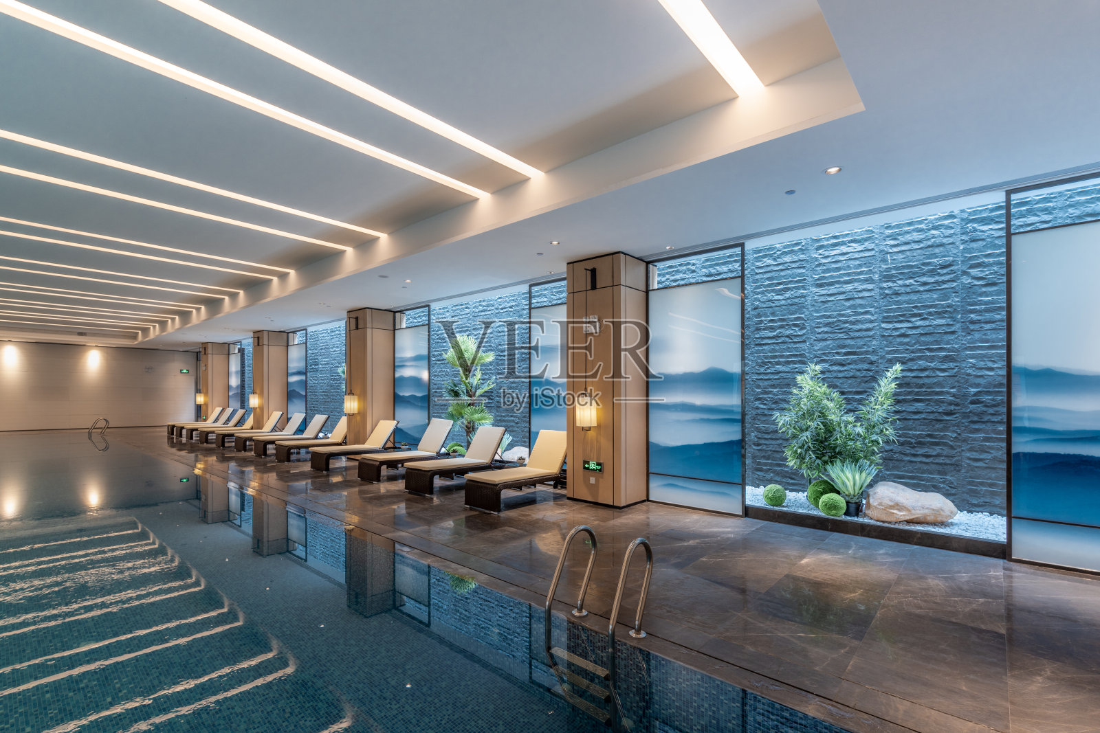 私人游泳池休息区照片摄影图片