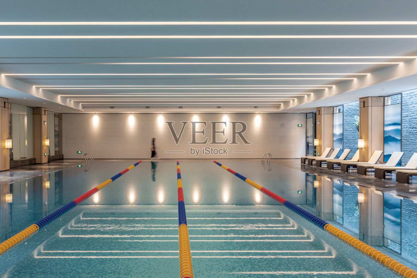 泳道设有私人游泳池，视野开阔照片摄影图片