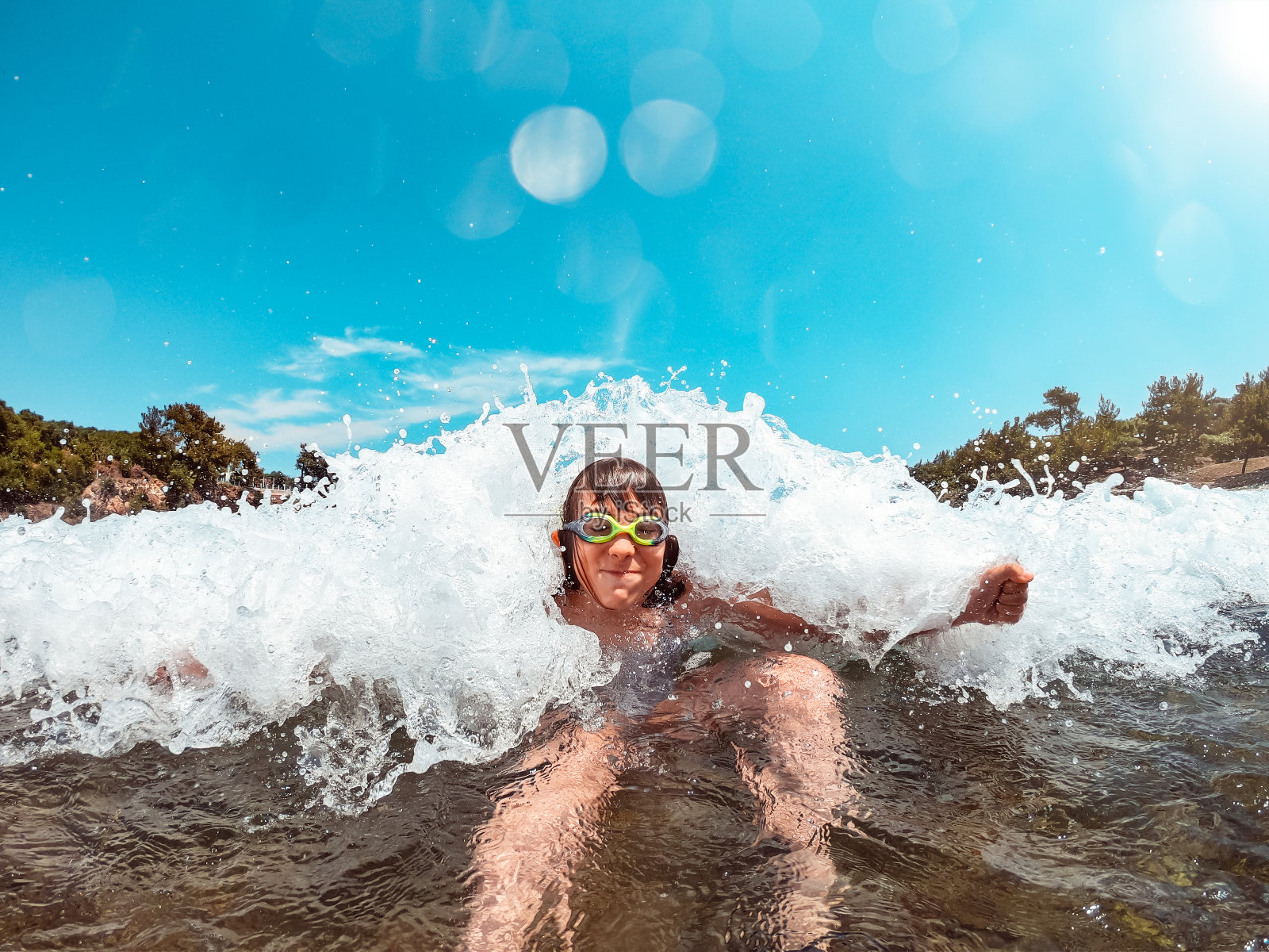 女孩被海浪溅着照片摄影图片