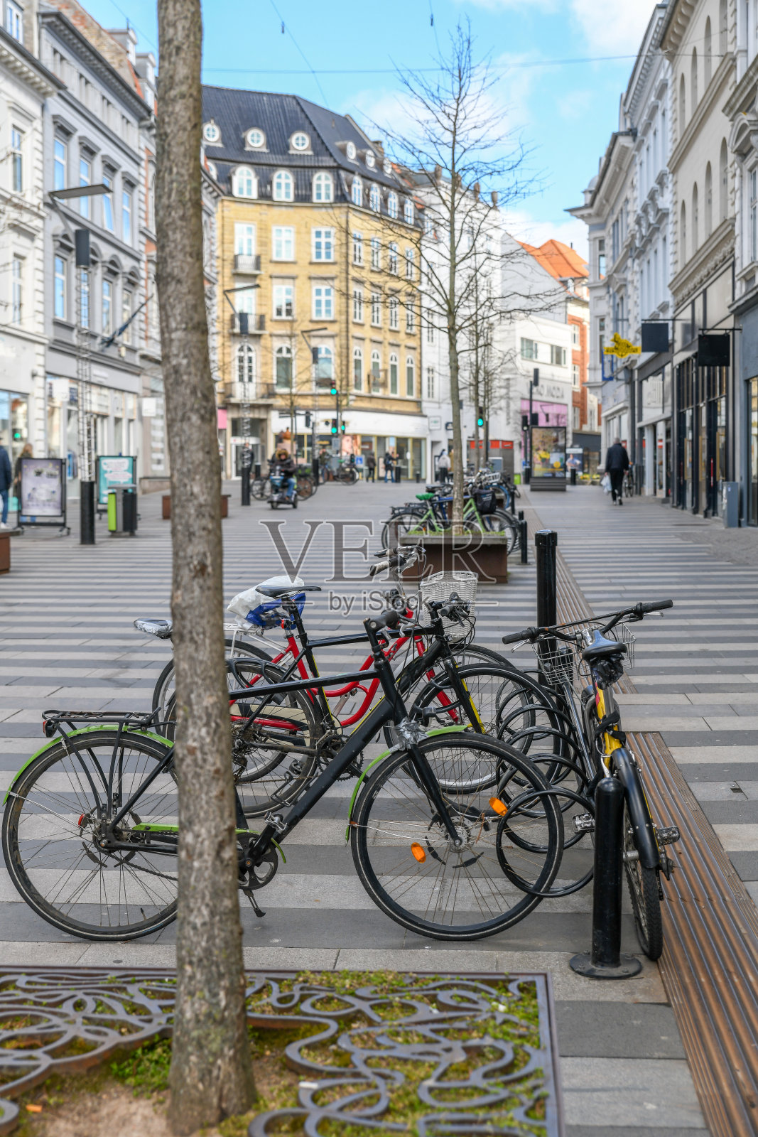 丹麦奥胡斯，自行车被锁住照片摄影图片