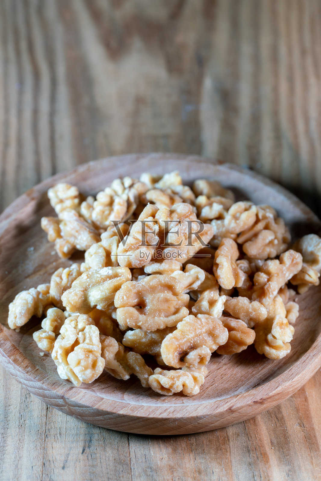 剥了皮的胡桃放在木桌上照片摄影图片