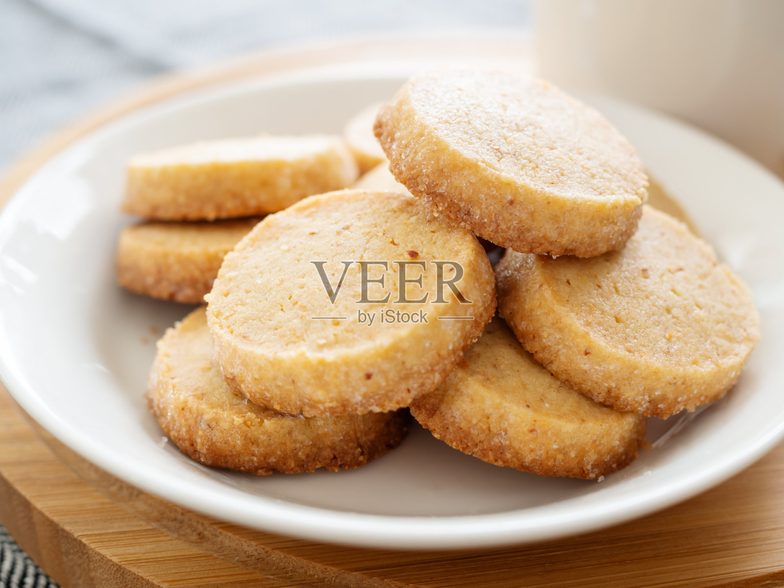 果仁黄油饼干放在盘子里照片摄影图片