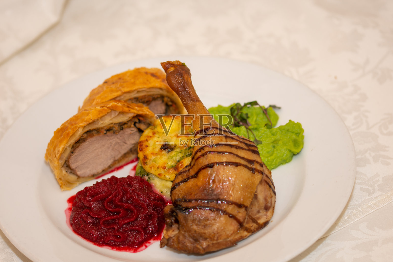 甜辣椒鸭腿柳，椰菜土豆片照片摄影图片