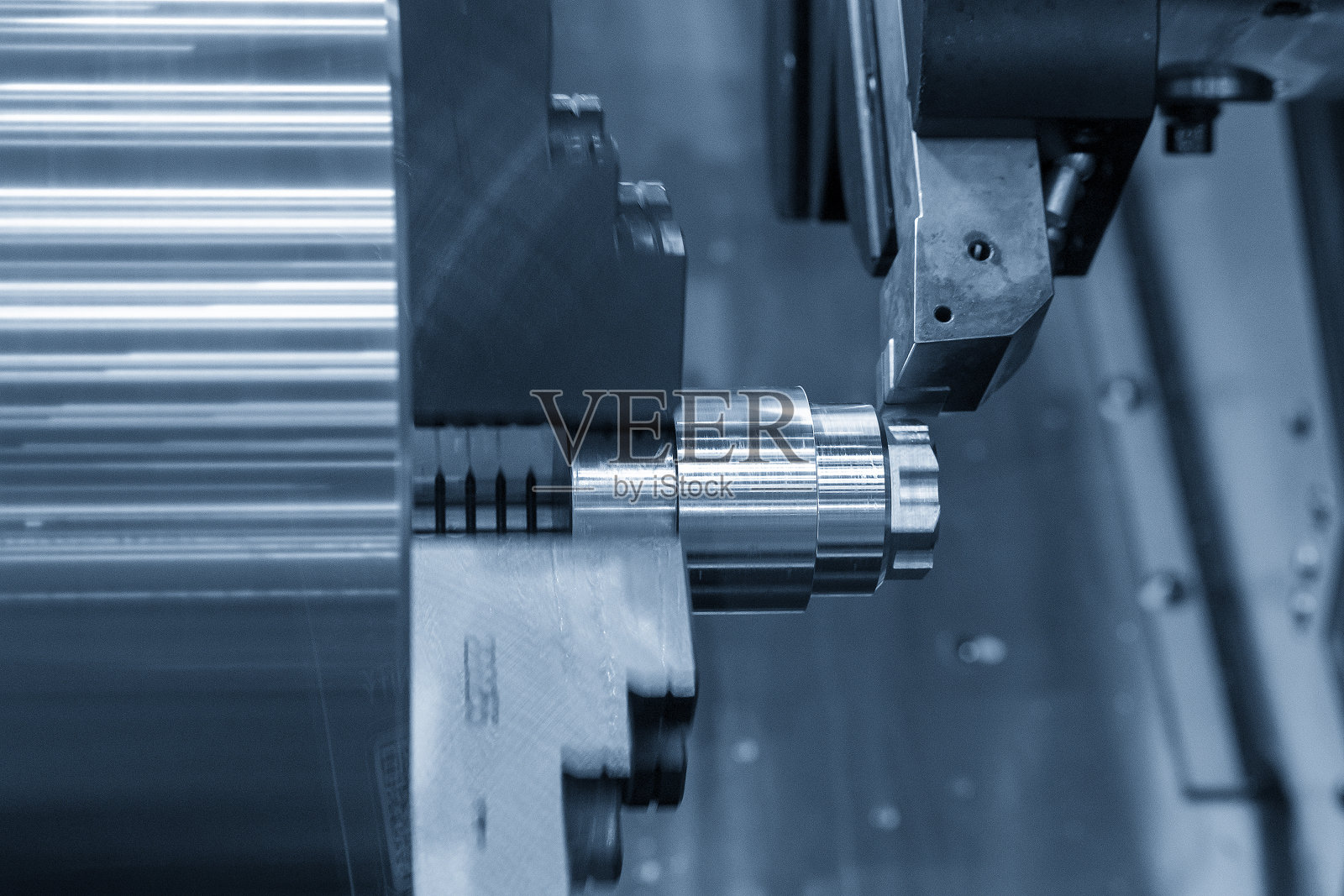 数控车床加工成型切割金属轴类零件。照片摄影图片