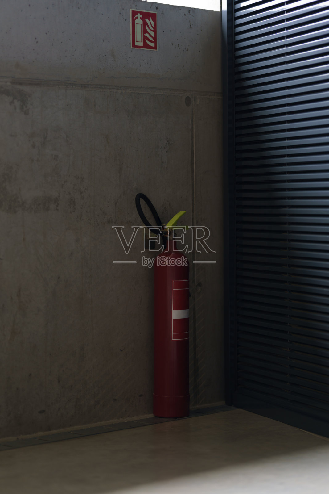 在阁楼，工业建筑里放置灭火器照片摄影图片