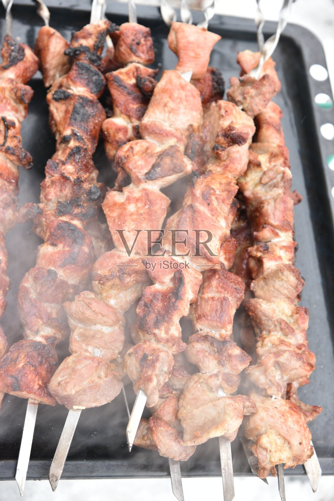 在炭火上烤猪肉串照片摄影图片