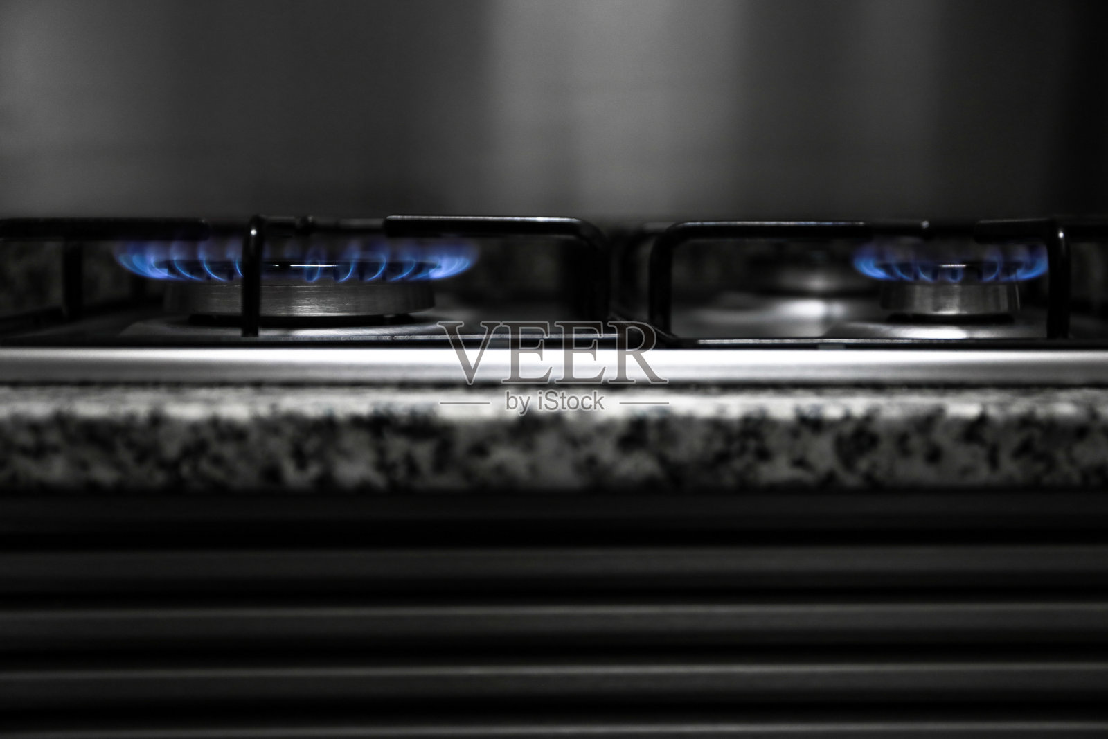 煤气炉，有的炉具用火柴点燃，用火做饭照片摄影图片